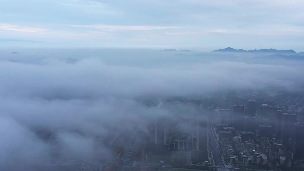 浙江杭州：盛夏梅雨季的杭州硅谷小镇平流雾视频素材