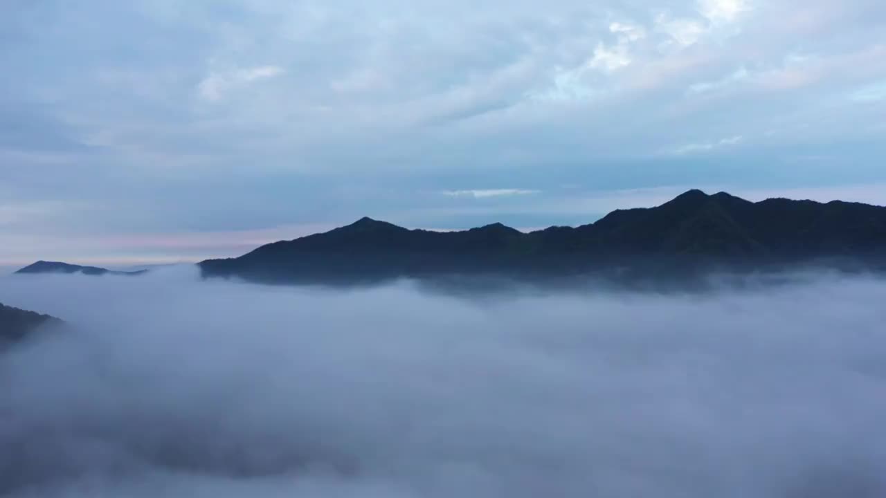 浙江杭州：盛夏梅雨季的杭州硅谷小镇平流雾视频素材