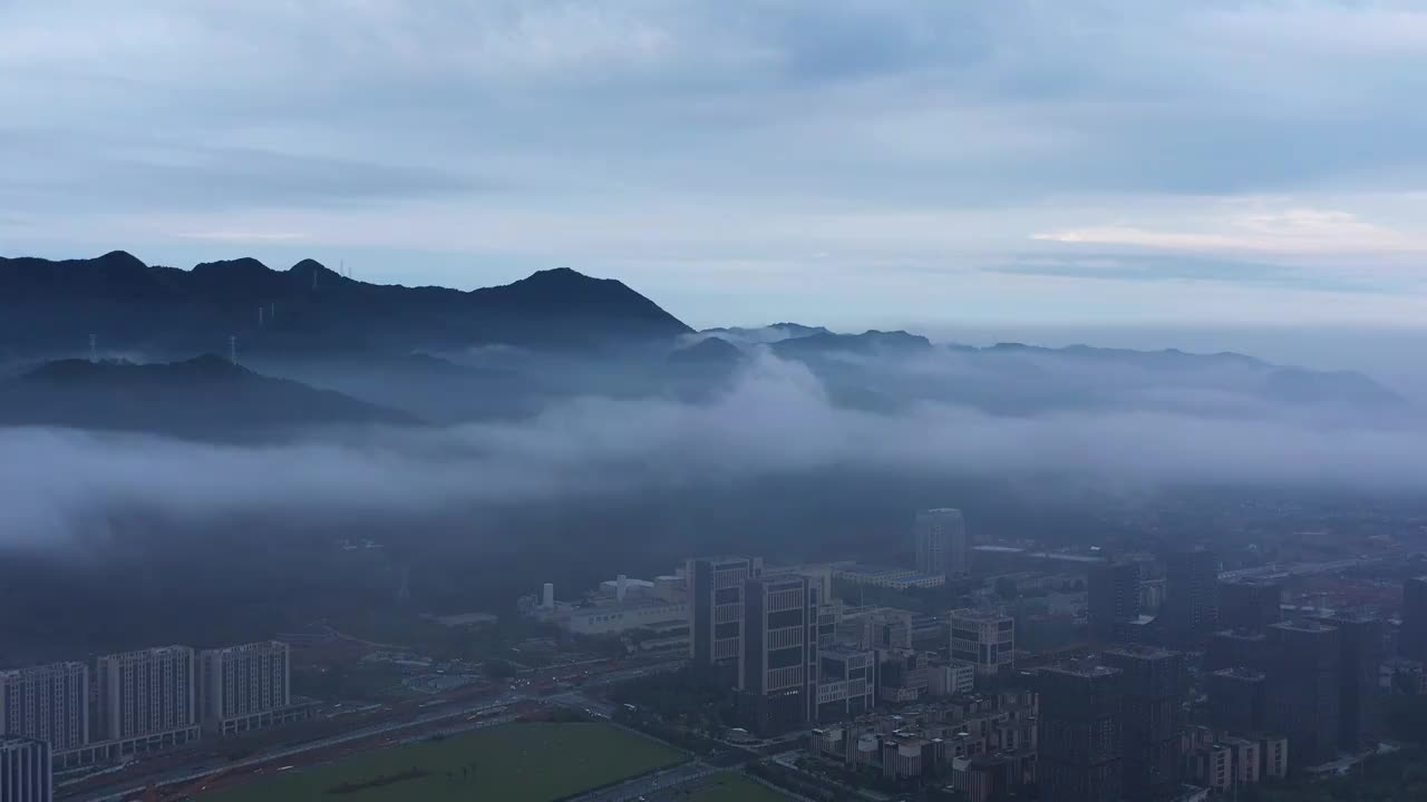 浙江杭州：盛夏梅雨季的杭州硅谷小镇平流雾视频素材