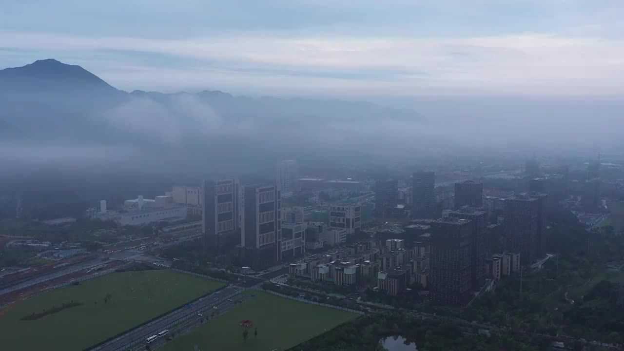 浙江杭州：盛夏梅雨季的杭州硅谷小镇平流雾视频素材