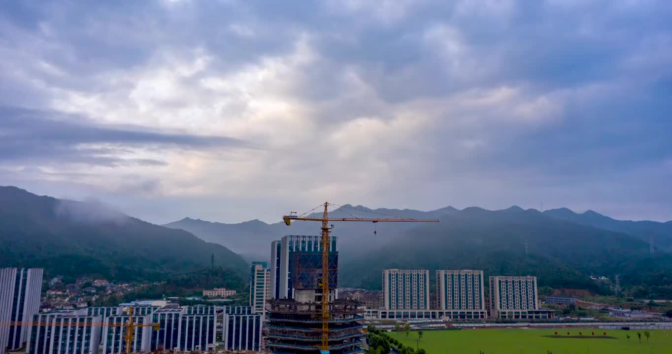 浙江杭州：盛夏梅雨季的杭州硅谷小镇平流雾视频素材