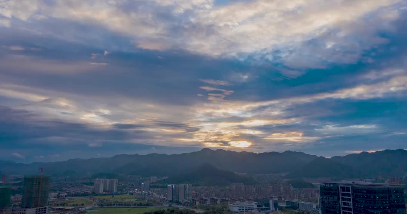 浙江杭州：盛夏梅雨季的杭州硅谷小镇云天视频素材