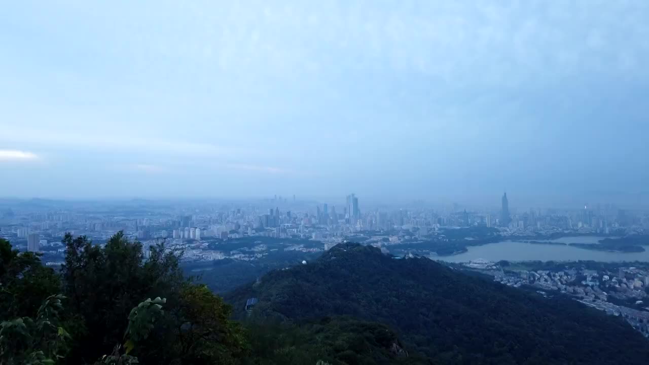 紫金山山顶观看南京城市风光与城市天际线视频素材