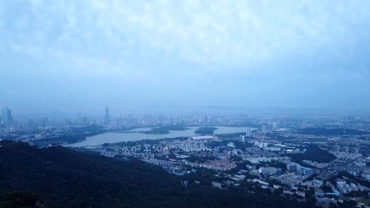 南京紫金山山顶观看城市风光与城市天际线视频素材