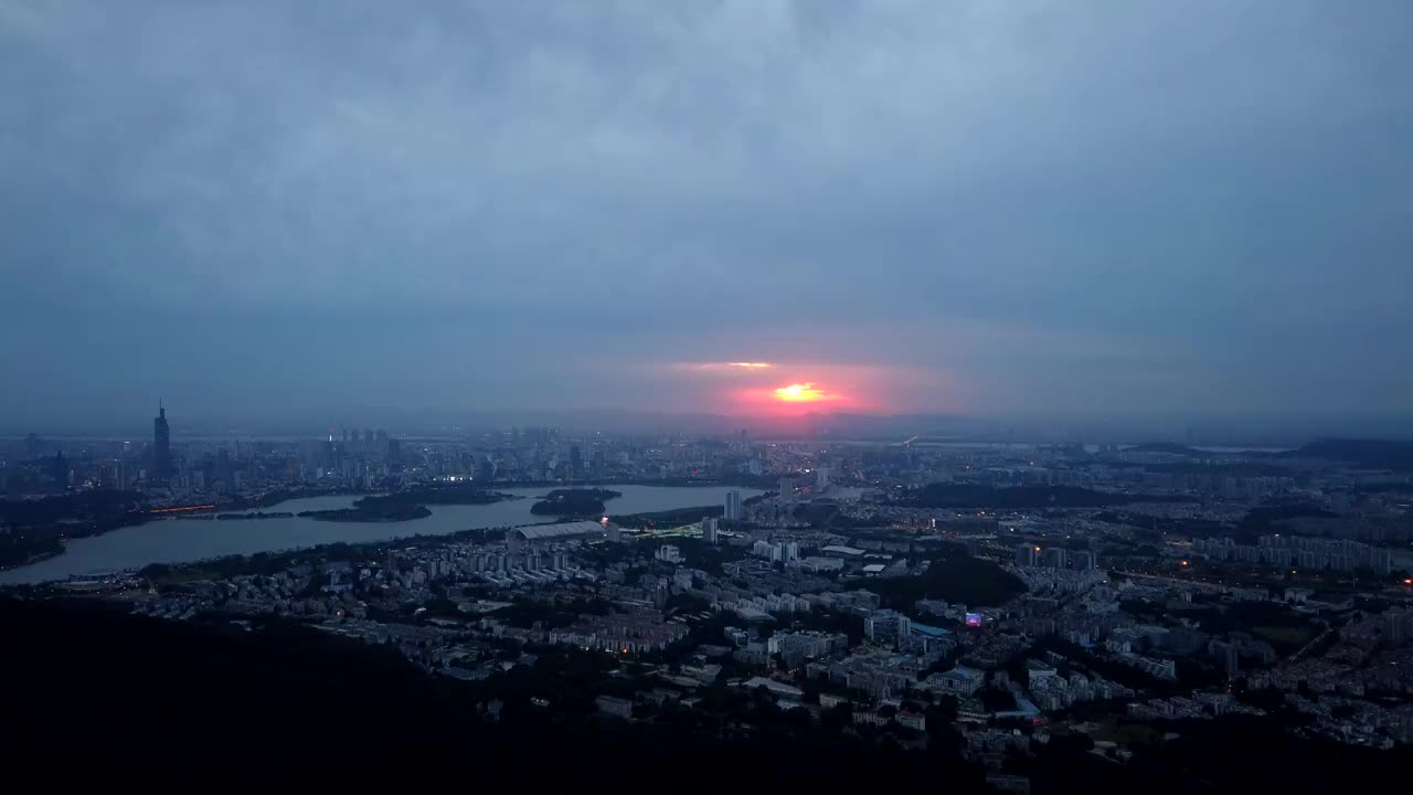 南京紫金山山顶观看南京城市风光与黄昏时的日落视频素材