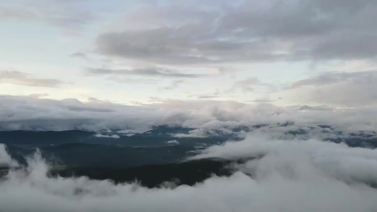 香格里拉千湖山航拍云延时视频素材