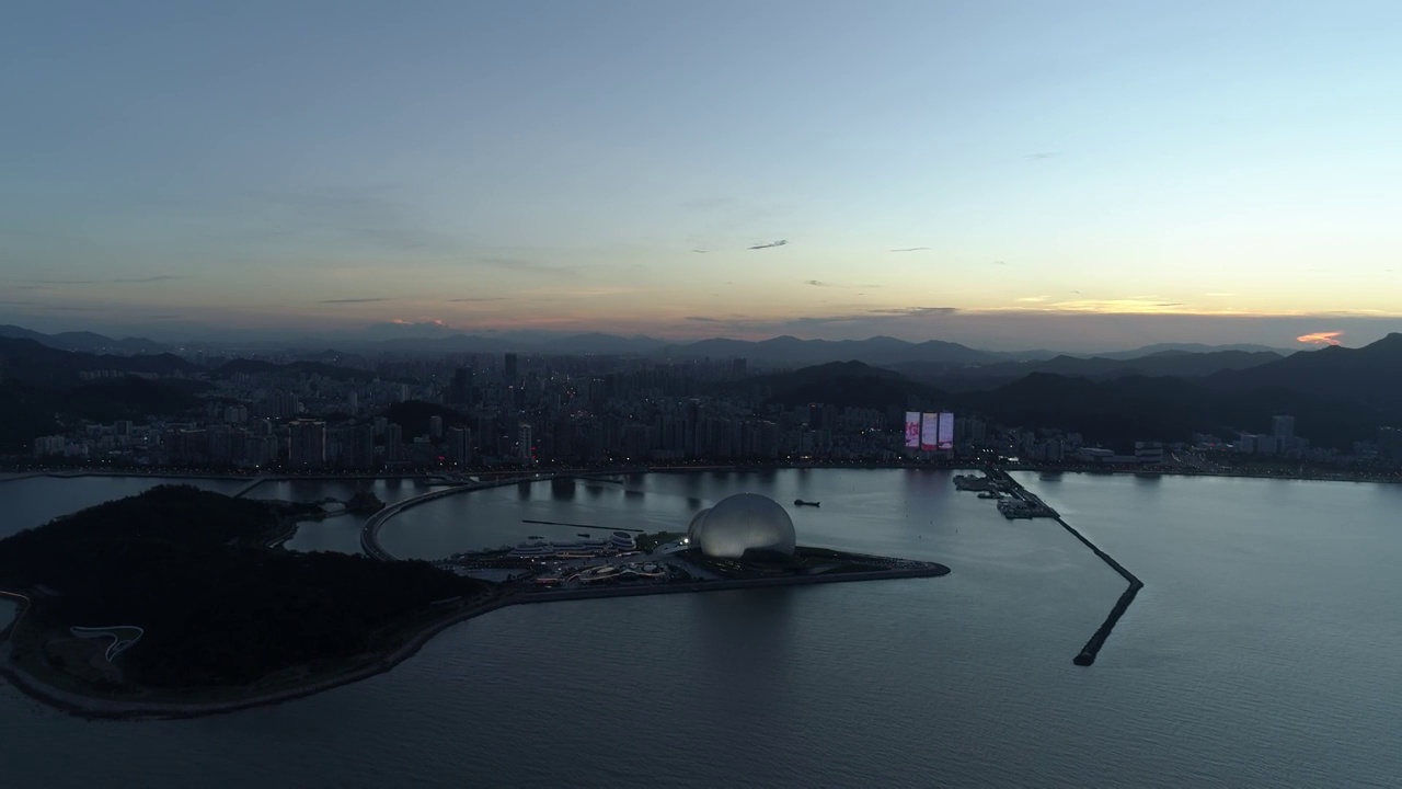 珠海大剧院夜景航拍视频素材