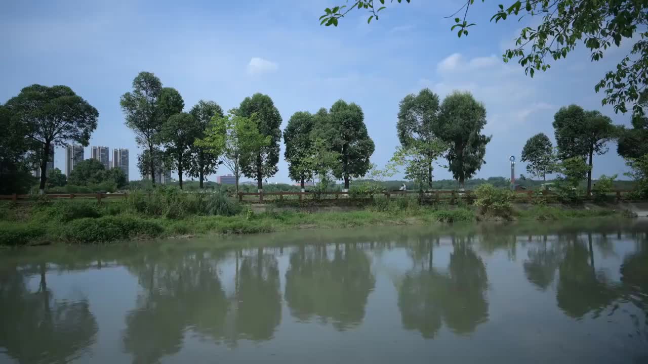 成都市青龙湖湿地公园蓝天白云湖泊航拍视频素材