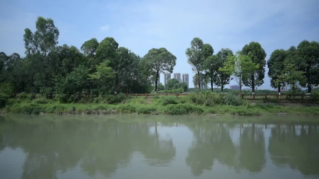 成都市青龙湖湿地公园蓝天白云湖泊航拍视频素材