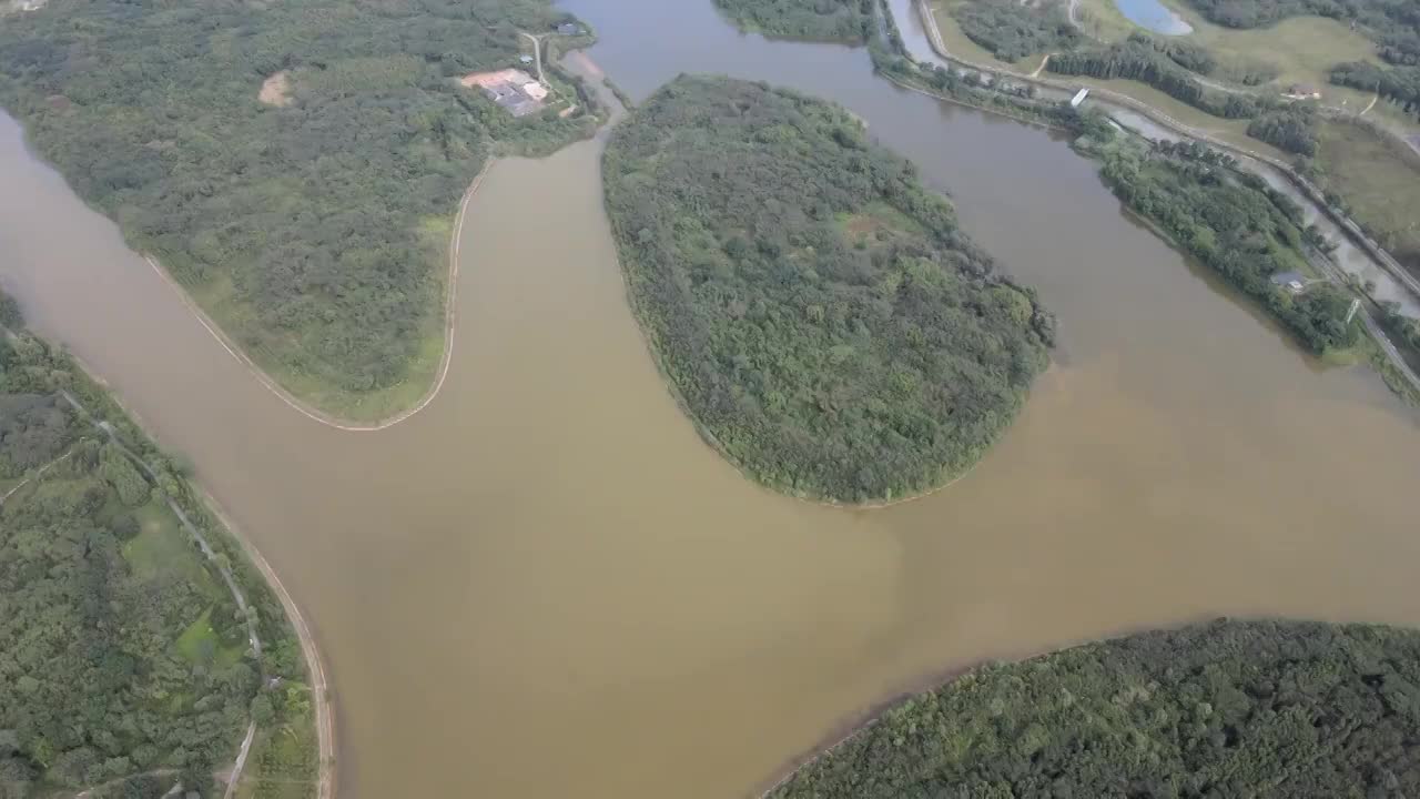 成都市青龙湖湿地公园蓝天白云湖泊航拍视频素材