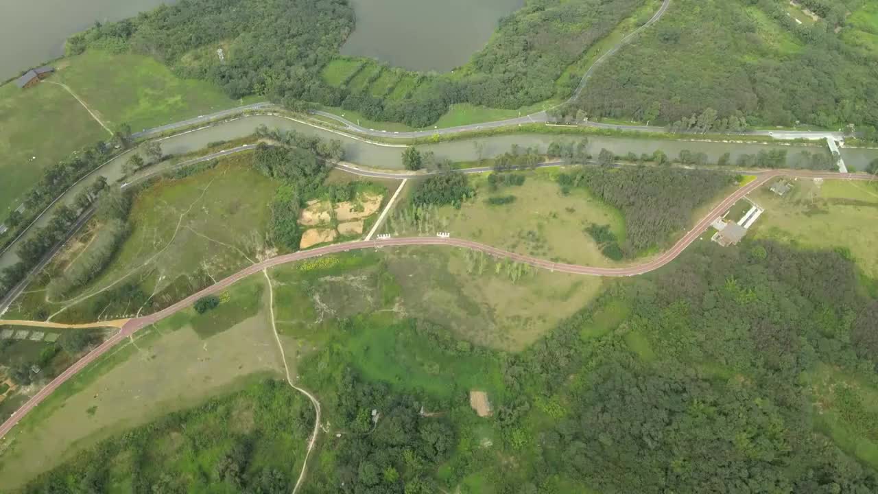 成都市青龙湖湿地公园蓝天白云湖泊航拍视频素材