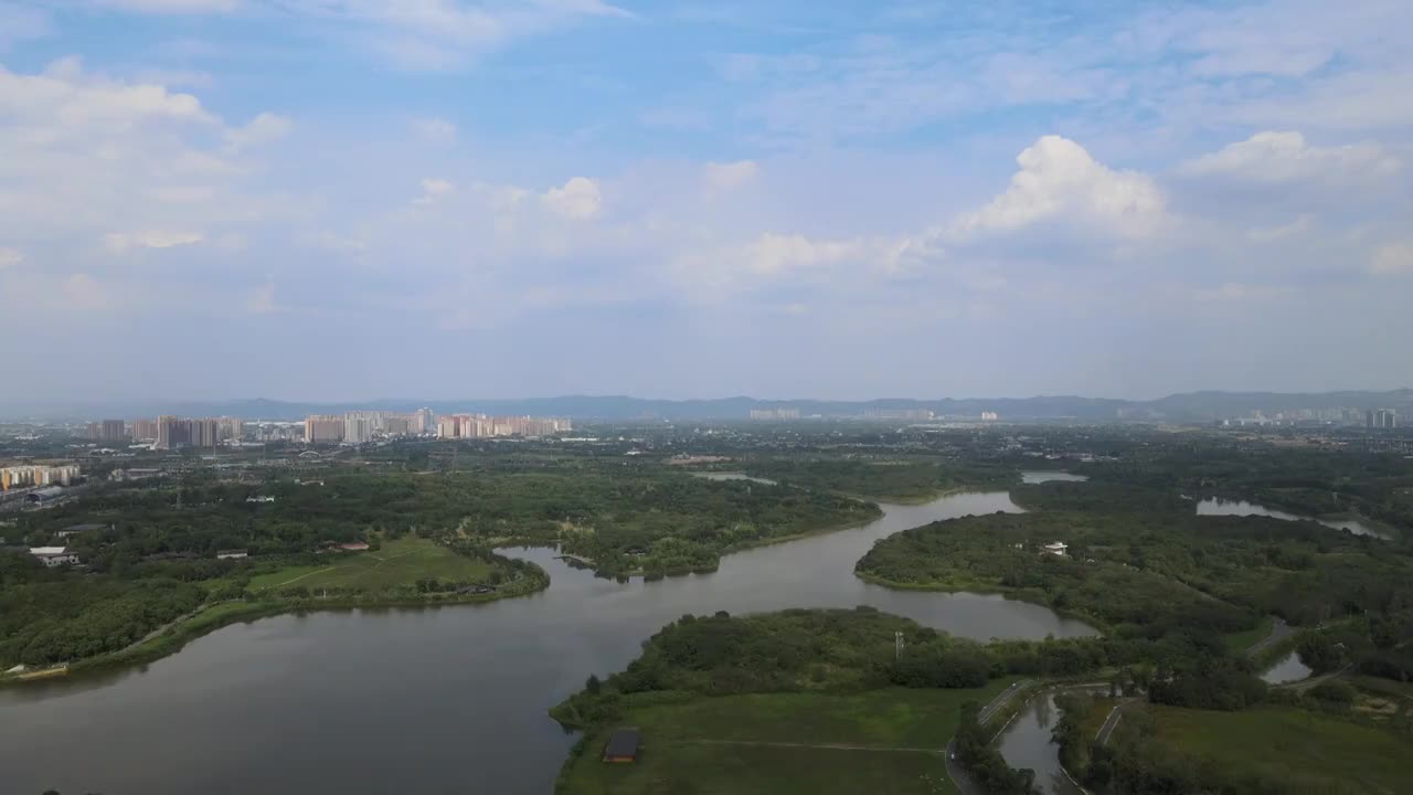 成都市青龙湖湿地公园蓝天白云湖泊航拍视频素材