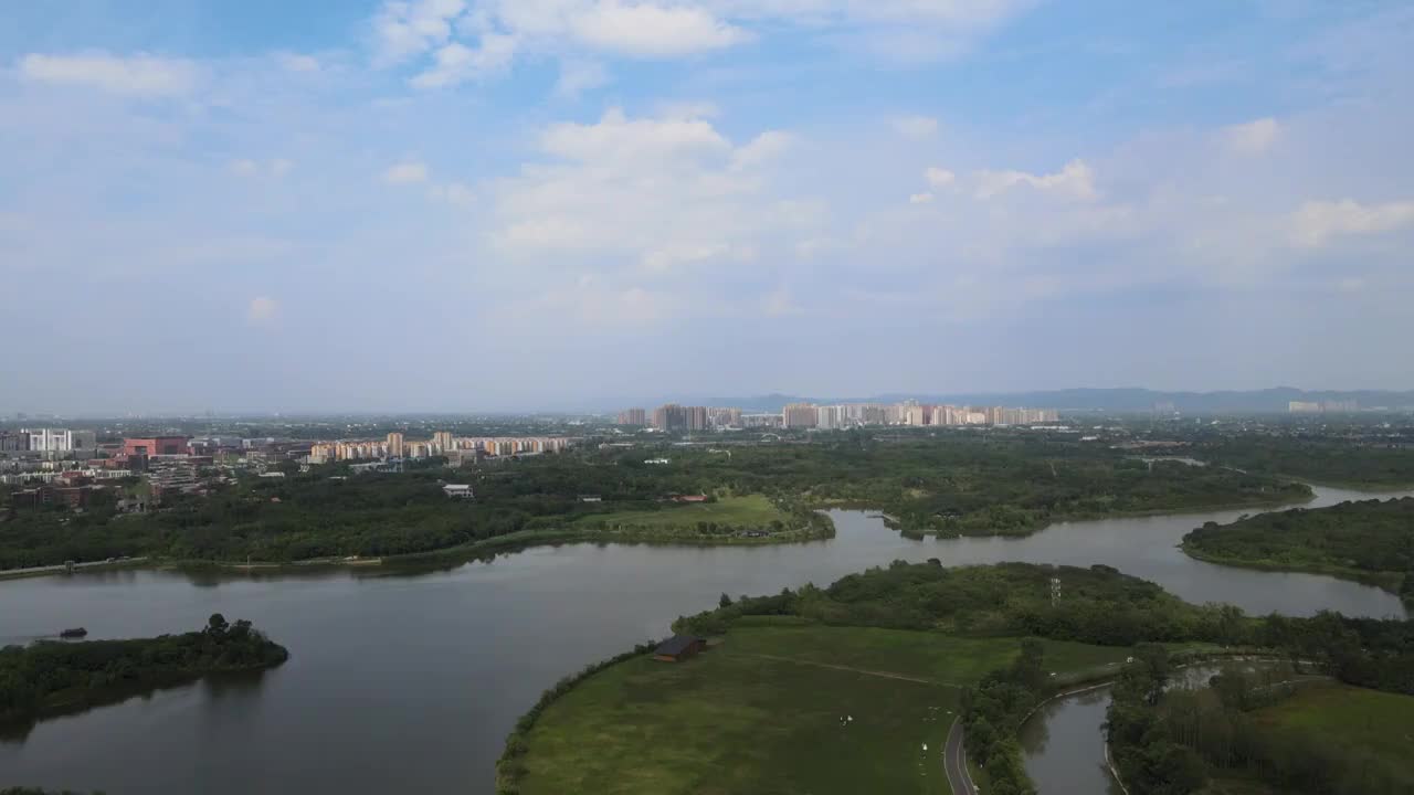 成都市青龙湖湿地公园蓝天白云湖泊航拍视频素材