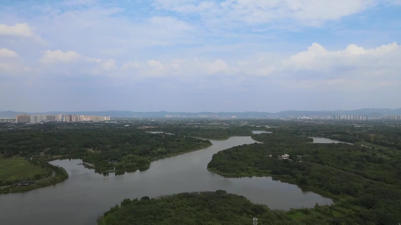 成都市青龙湖湿地公园蓝天白云湖泊航拍视频素材