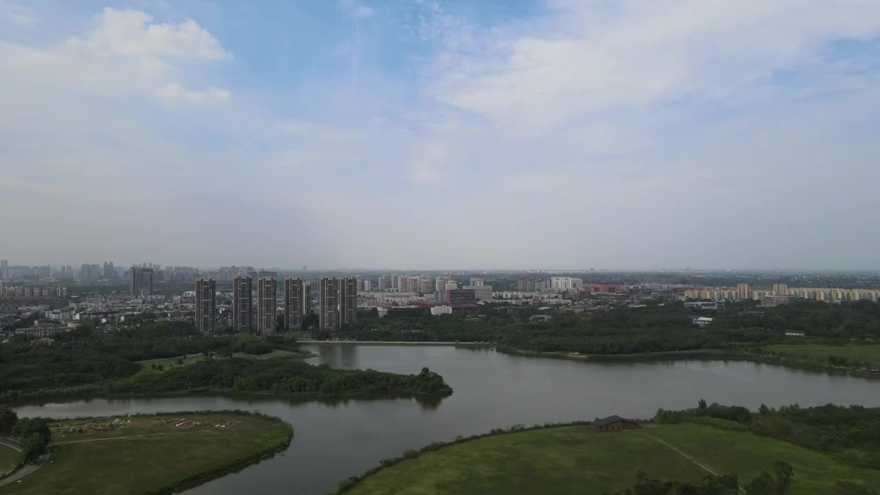 成都市青龙湖湿地公园蓝天白云湖泊航拍视频素材