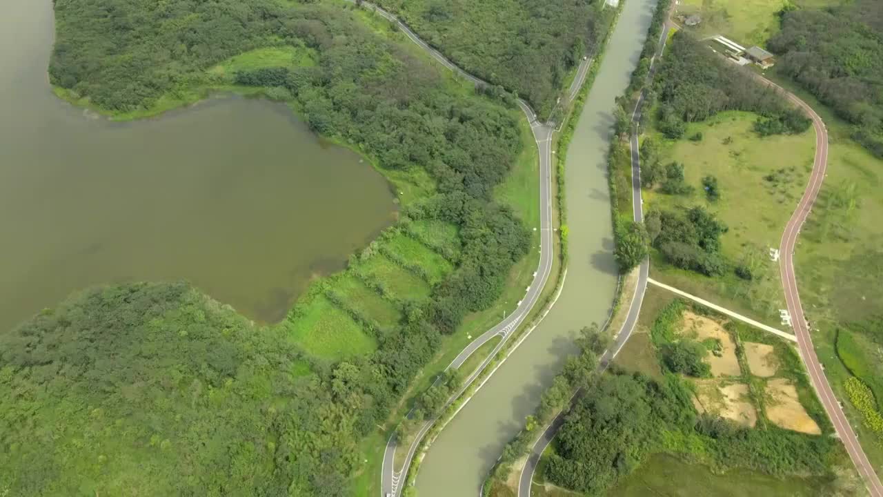 成都市青龙湖湿地公园蓝天白云湖泊航拍视频素材