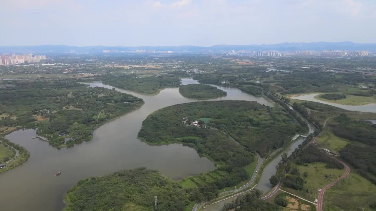 成都市青龙湖湿地公园蓝天白云湖泊航拍视频素材