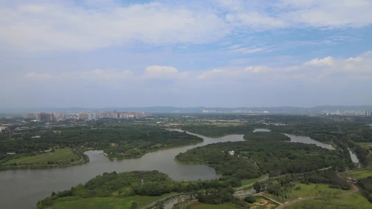 成都市青龙湖湿地公园蓝天白云湖泊航拍视频素材