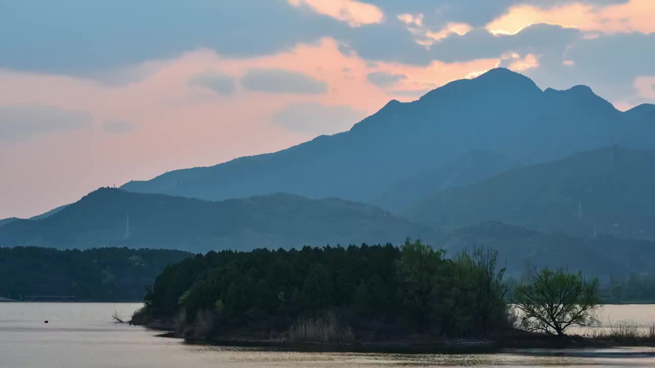 日落时分的雁栖湖，波光粼粼，晚霞满天。视频下载