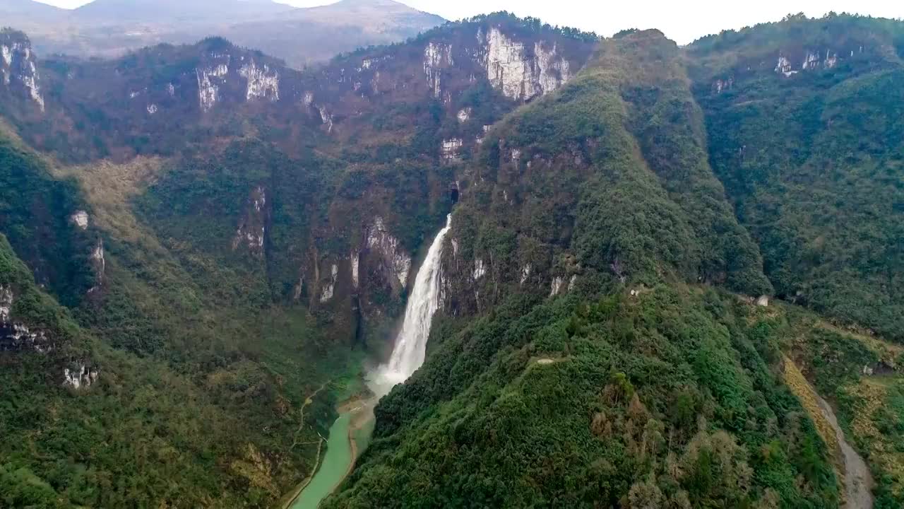 德夯大峡谷之大龙洞瀑布航拍1视频素材