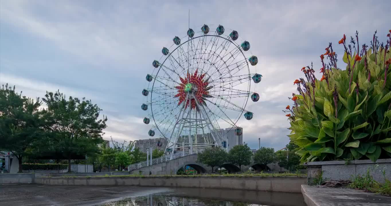 傍晚时分的游乐场摩天轮延时视频素材