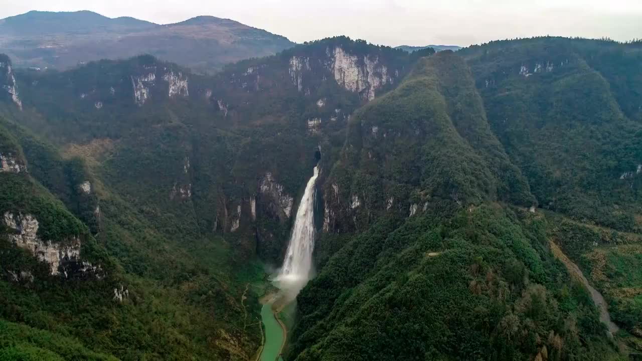 德夯大峡谷之大龙洞瀑布航拍3视频素材