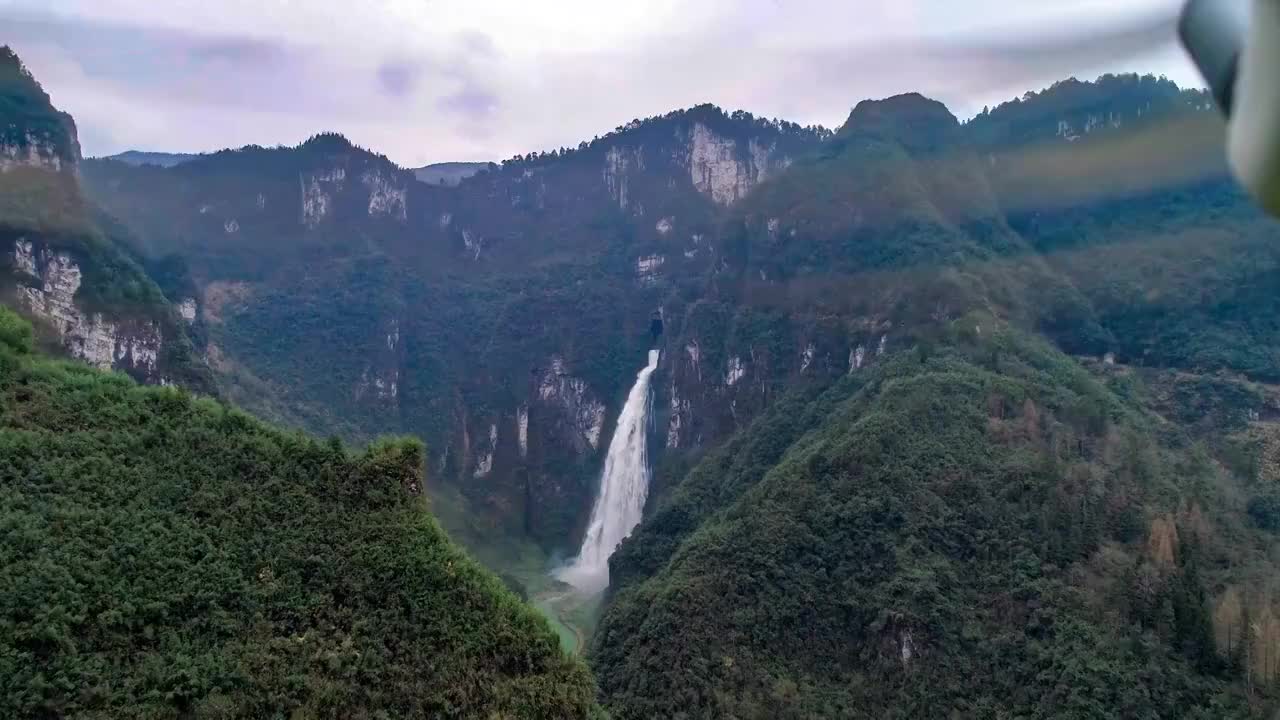 德夯大峡谷之大龙洞瀑布航拍4视频素材