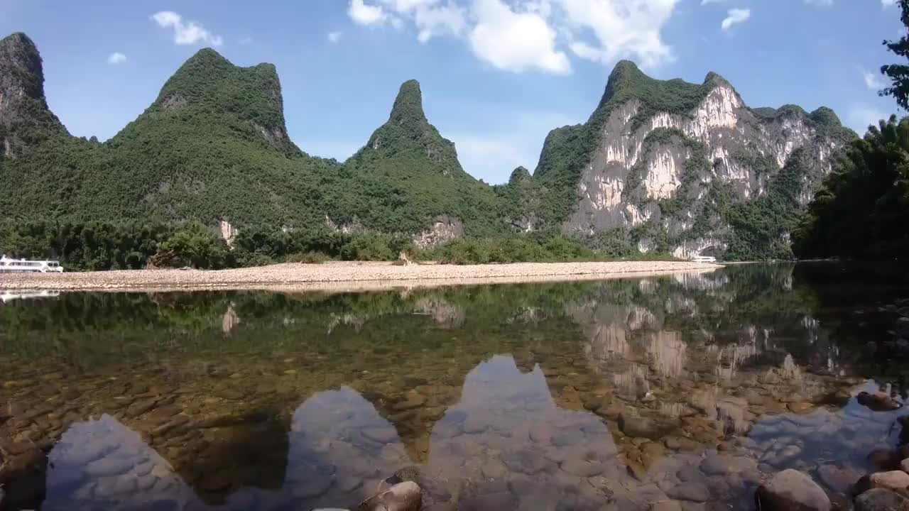 蓝天白云下桂林阳朔九马画山下的漓江视频素材