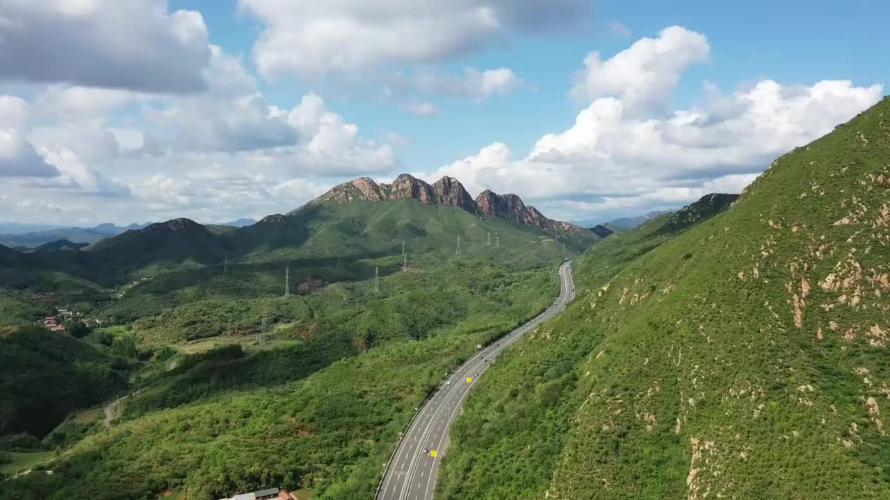 航拍山区高速公路（4K）视频下载