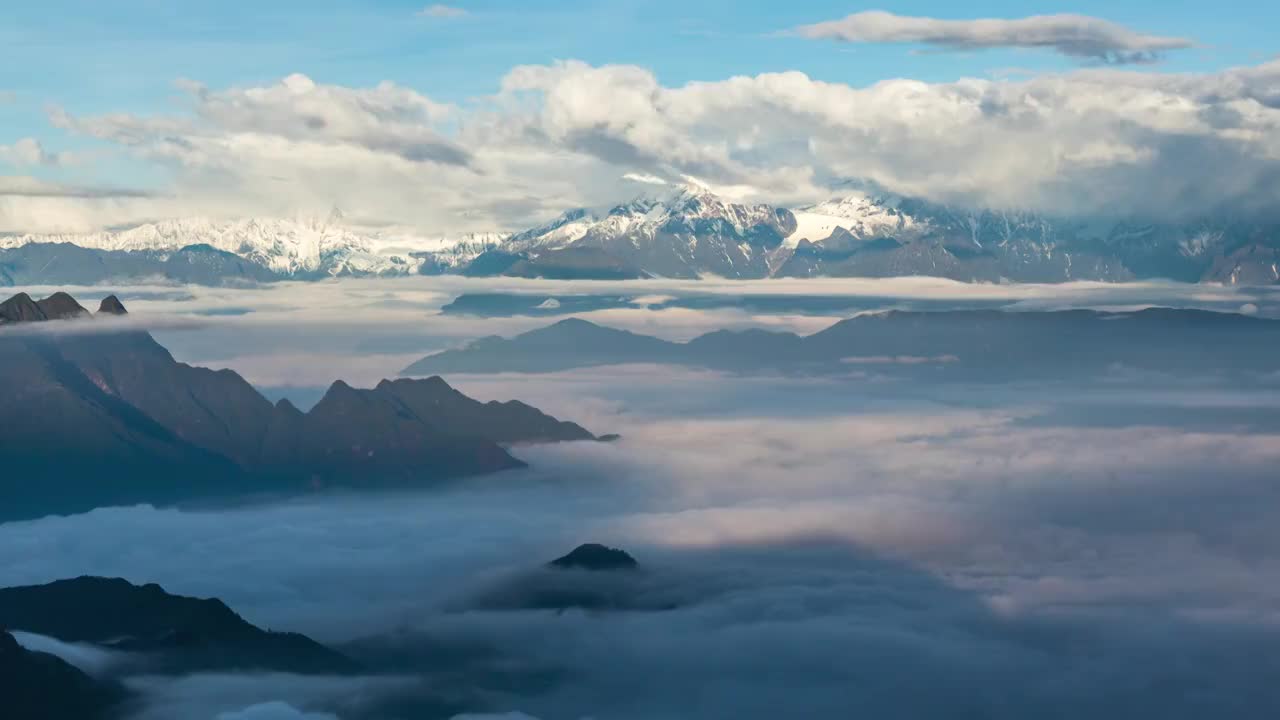 中国四川牛背山贡嘎雪山云海延时视频素材