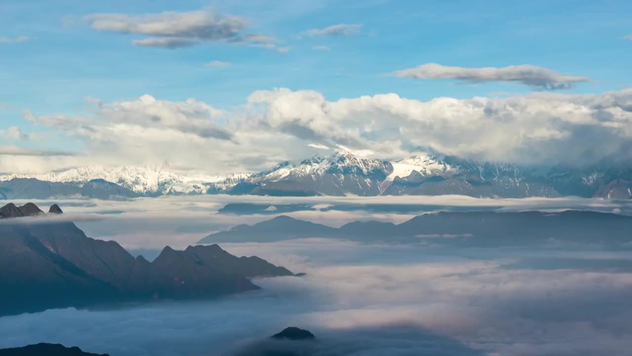 中国四川牛背山贡嘎雪山云海延时视频素材