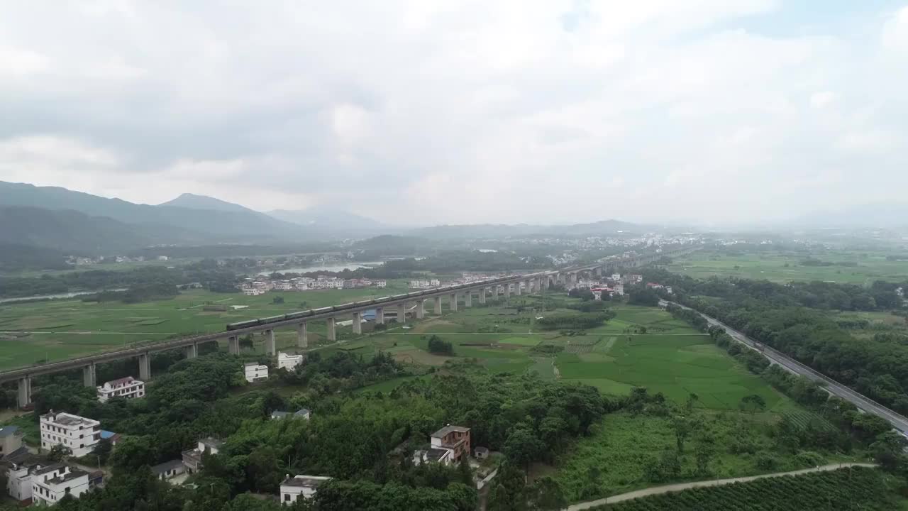 阳光下行驶在田野大地上的高速列车视频素材