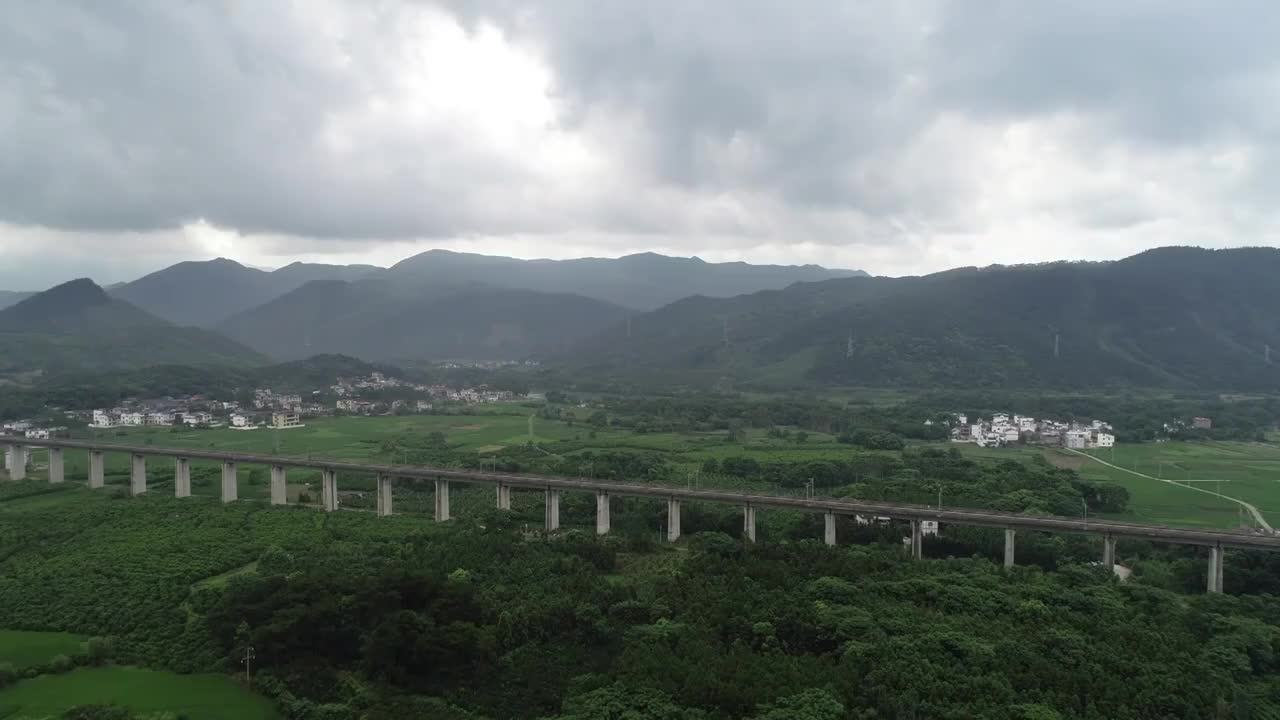 阳光下行驶在田野大地上的高速列车视频素材