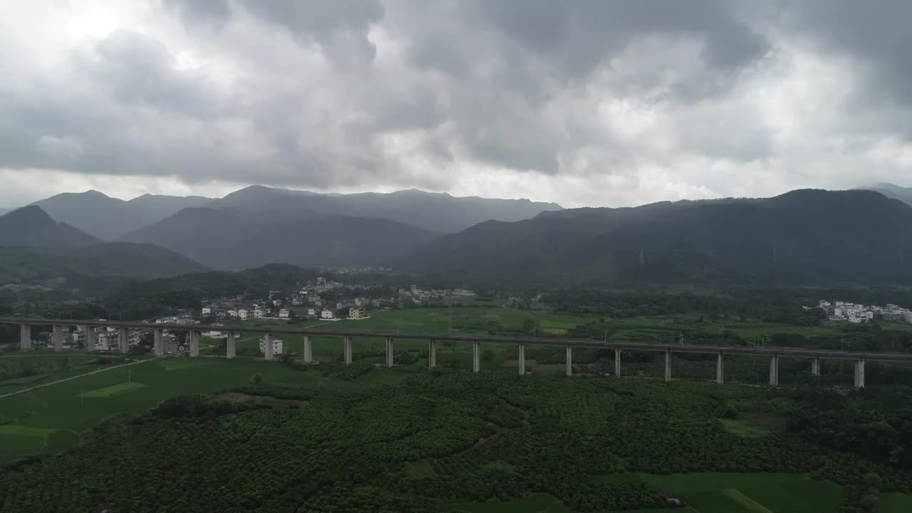 阳光下行驶在田野大地上的高速列车视频素材