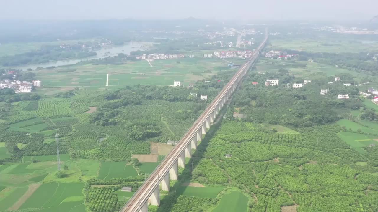 阳光下行驶在田野大地上的高速列车视频素材