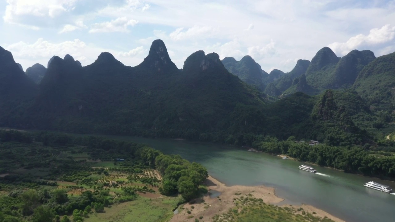 蓝天白云下桂林阳朔的漓江和山视频素材