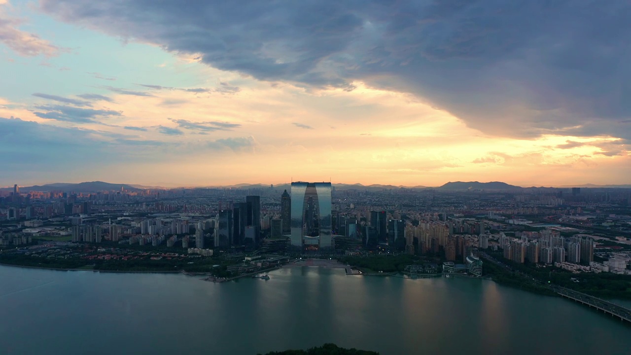 暴风雨后苏州园区金鸡湖晚霞视频素材