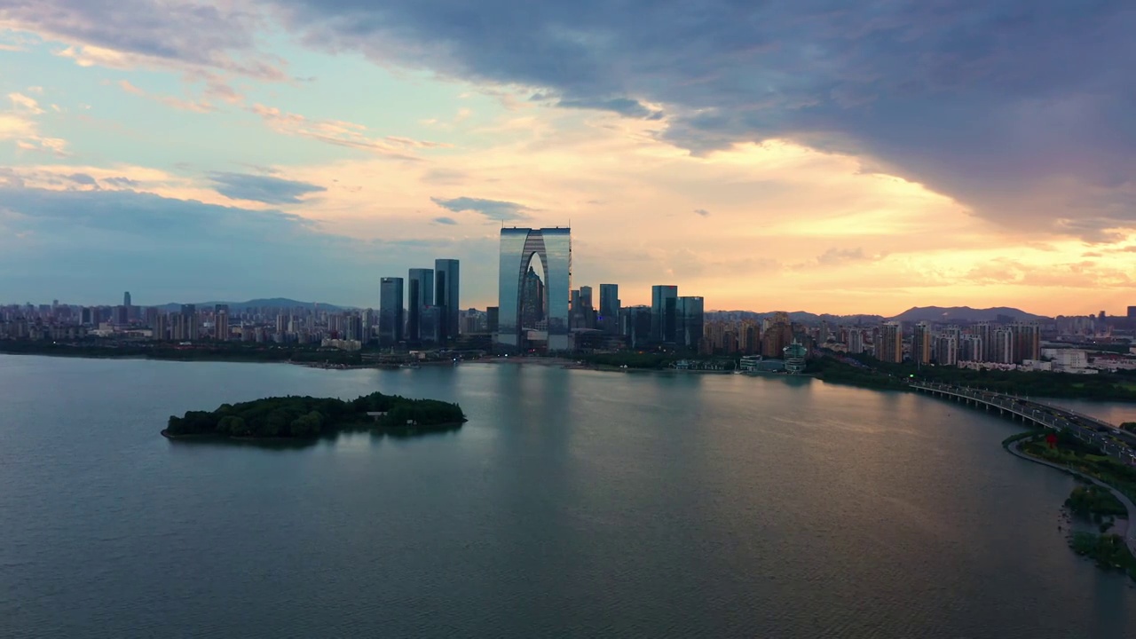 暴风雨后苏州园区金鸡湖晚霞视频素材