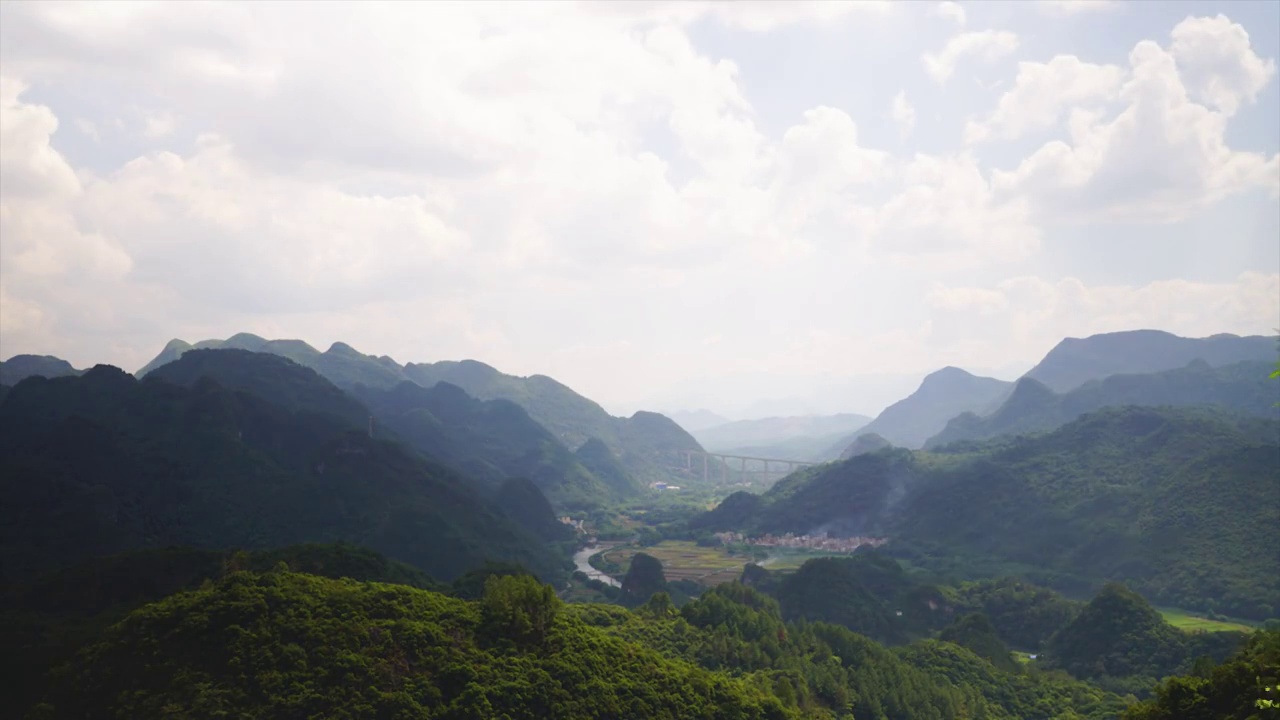 延时拍摄，记录下山谷里光影交替的动人情境视频素材