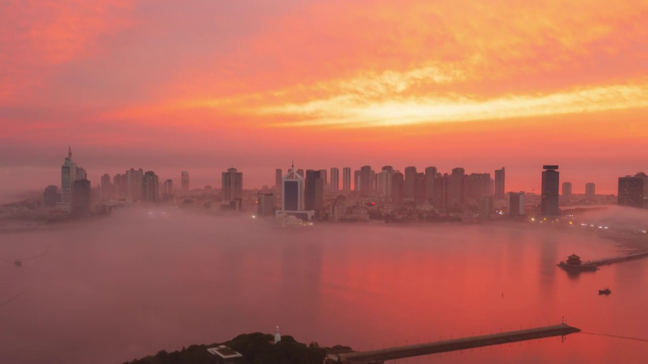 青岛前海湾平流雾晚霞视频素材