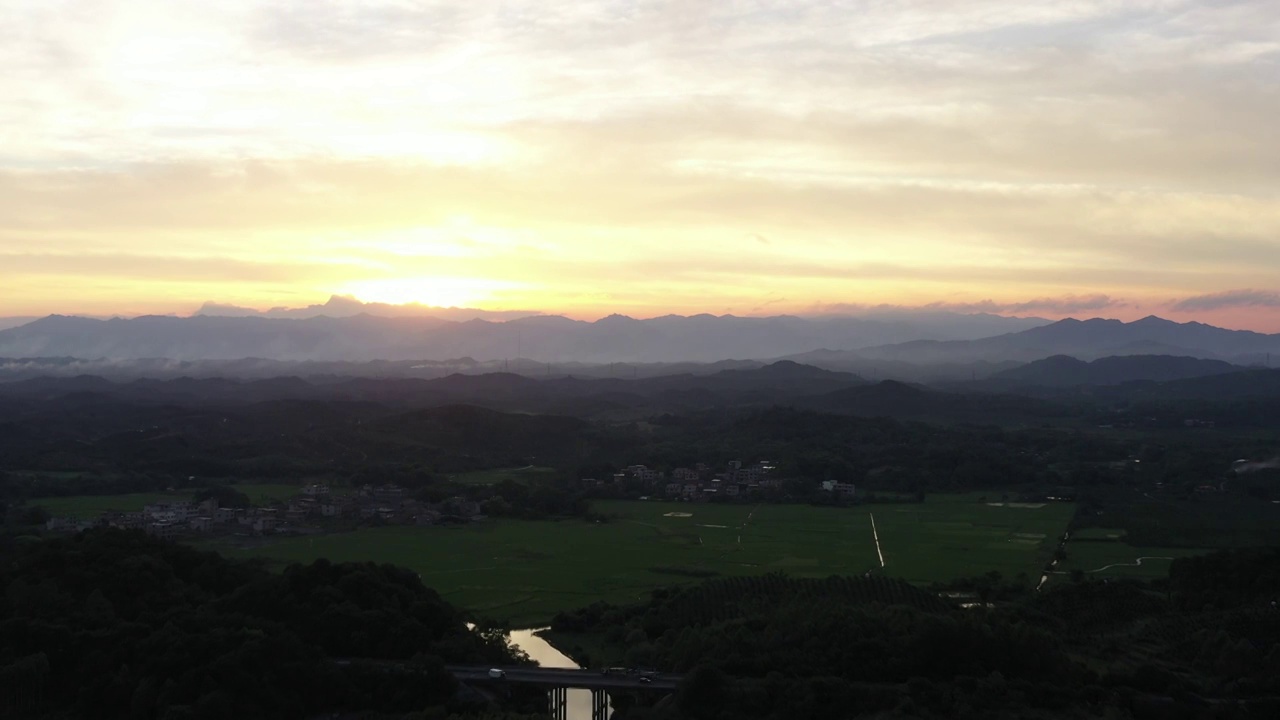 夕阳下桂林大山间的田园风光视频素材