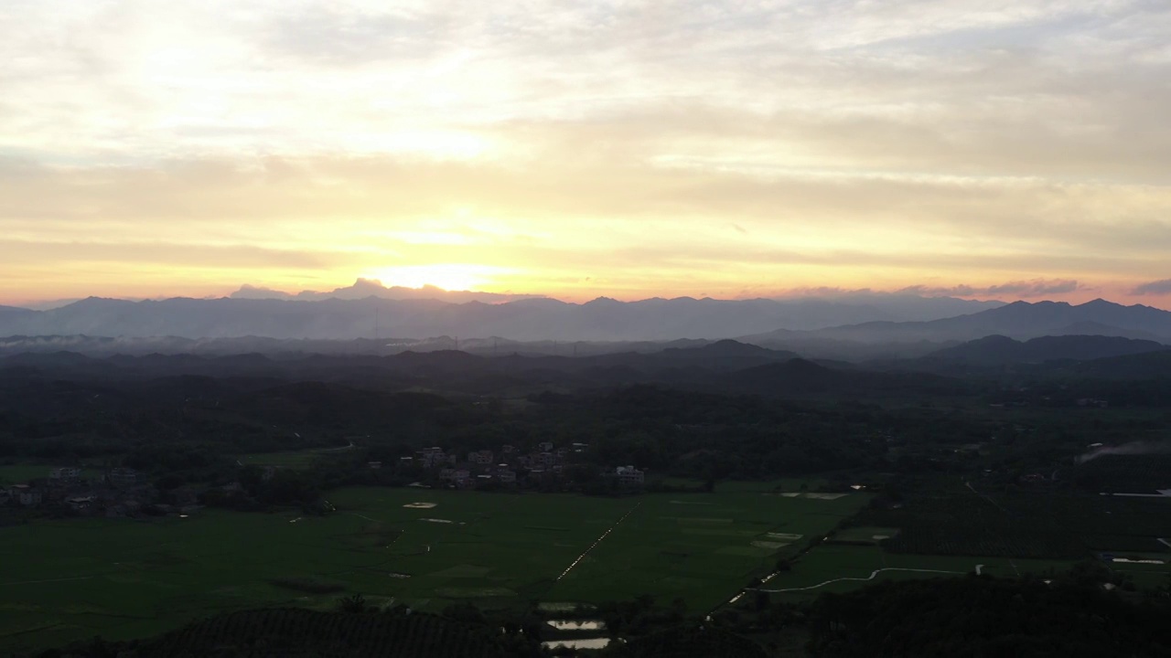 夕阳下桂林大山间的田园风光视频素材