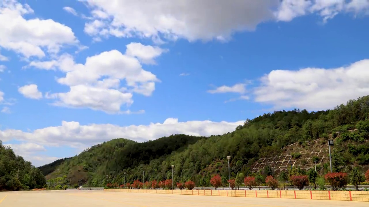 大山里的高速服务区延时视频素材