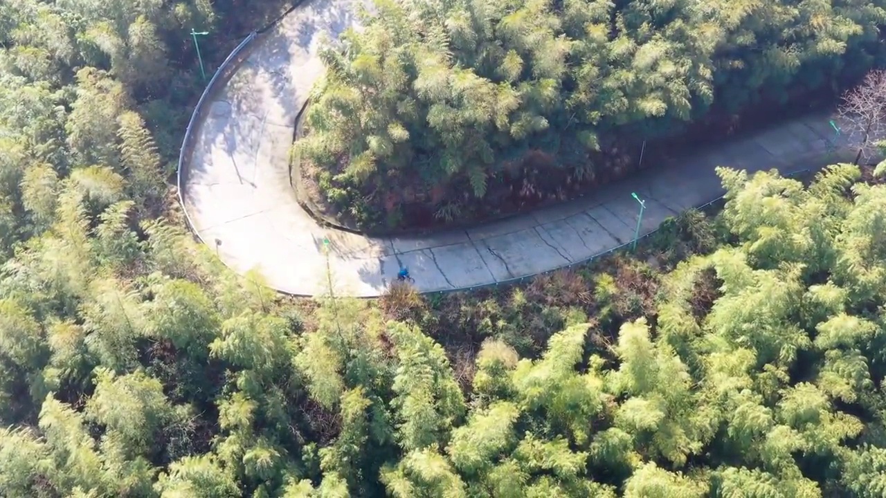 骑行下黑麋峰的路视频素材