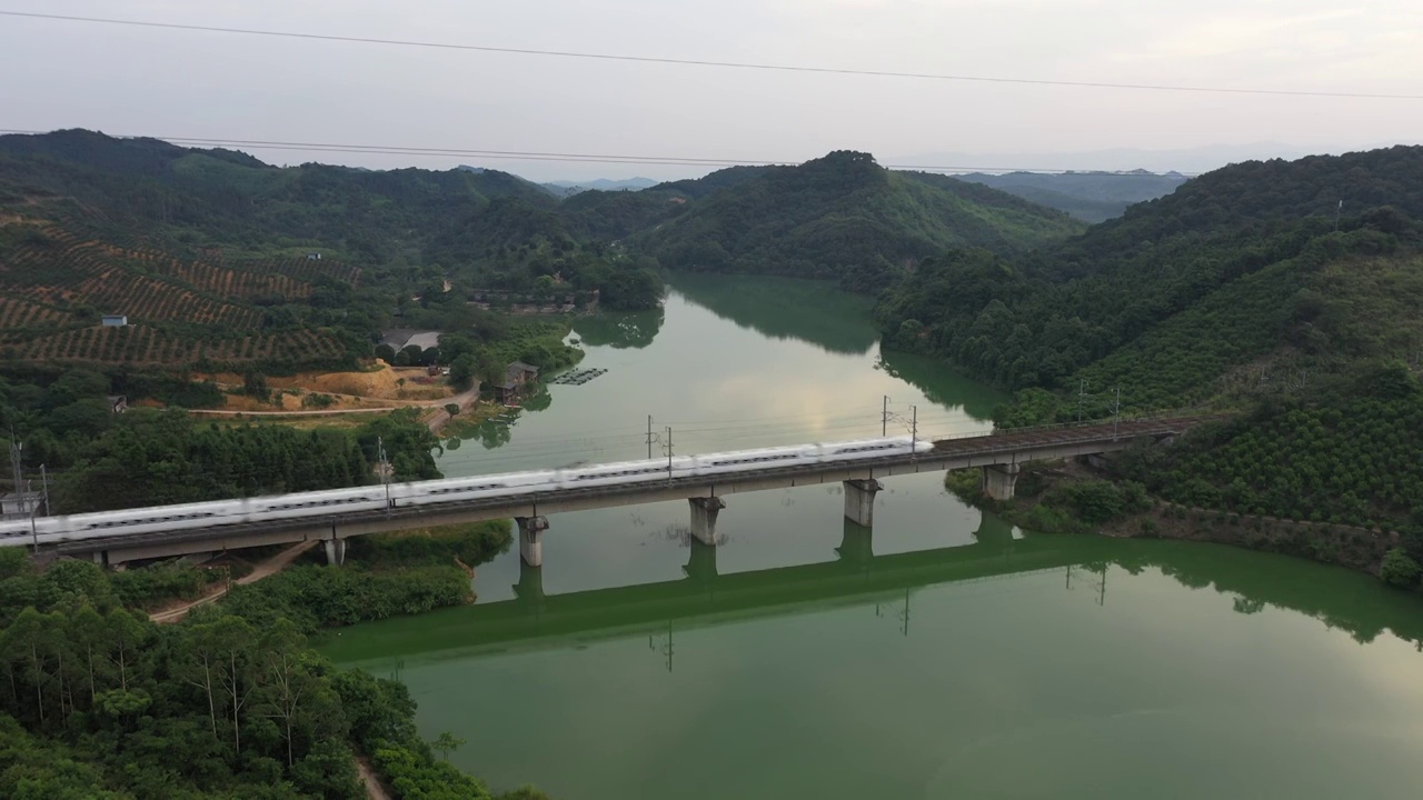 夏日阳光下桂林穿过水库的高速列车视频素材