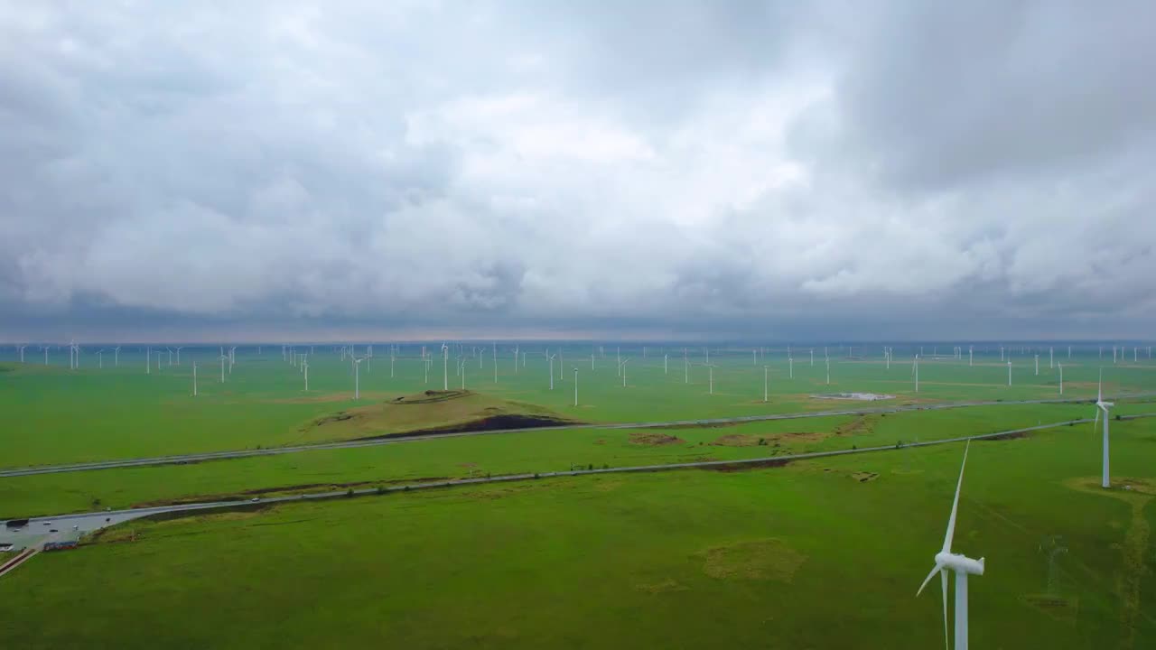 中国内蒙古锡林郭勒盟锡林浩特辉腾梁风电场草原风光视频素材