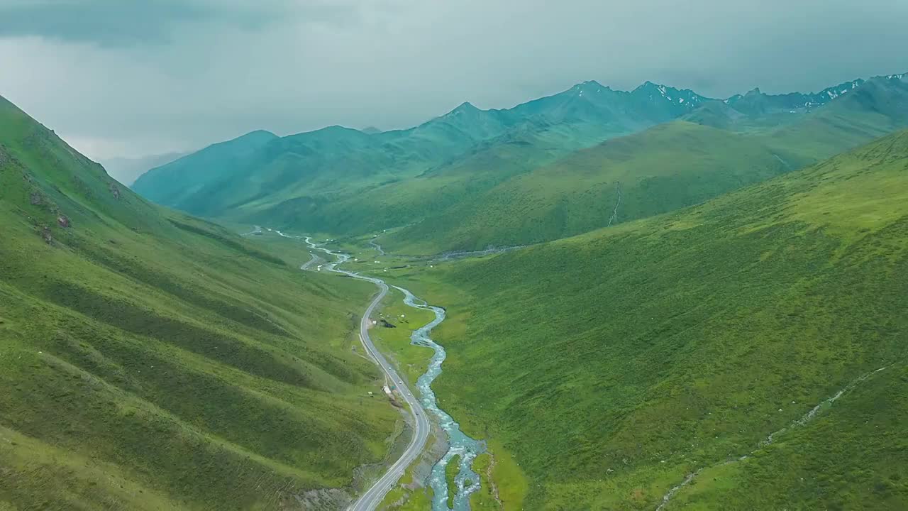 独库公路玉希莫勒盖达坂航拍视频素材