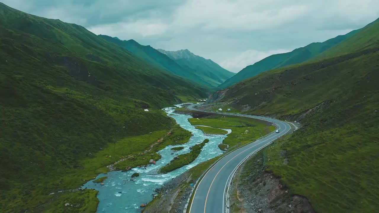 独库公路玉希莫勒盖达坂航拍视频素材