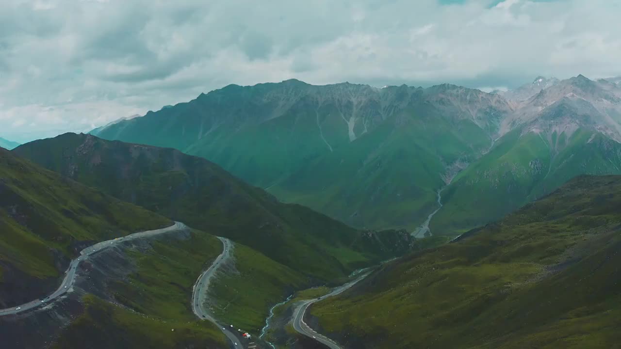 独库公路玉希莫勒盖达坂航拍视频素材