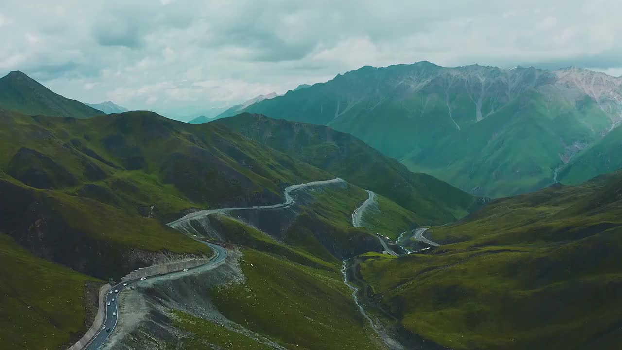 独库公路玉希莫勒盖达坂航拍视频素材